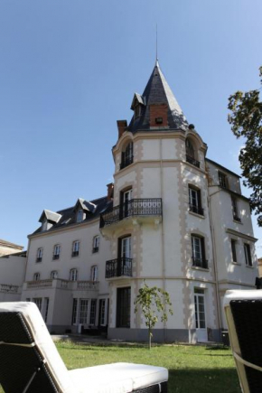 Отель Château Les 4 Saisons  Сен-Сирг-Сюр-Куз